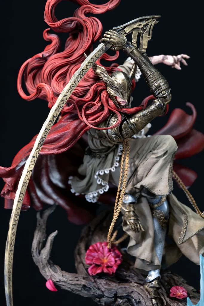 Close do torso de Malenia: cabelo vermelho volumoso, braço protético dourado e a lâmina curva atravessando o quadro