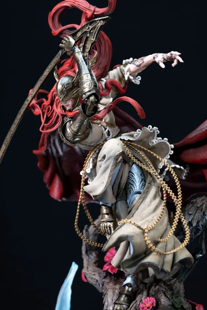 Detalhe das vestes de Malenia: tecido claro drapeado, correntes douradas, armadura no ombro e flores na base